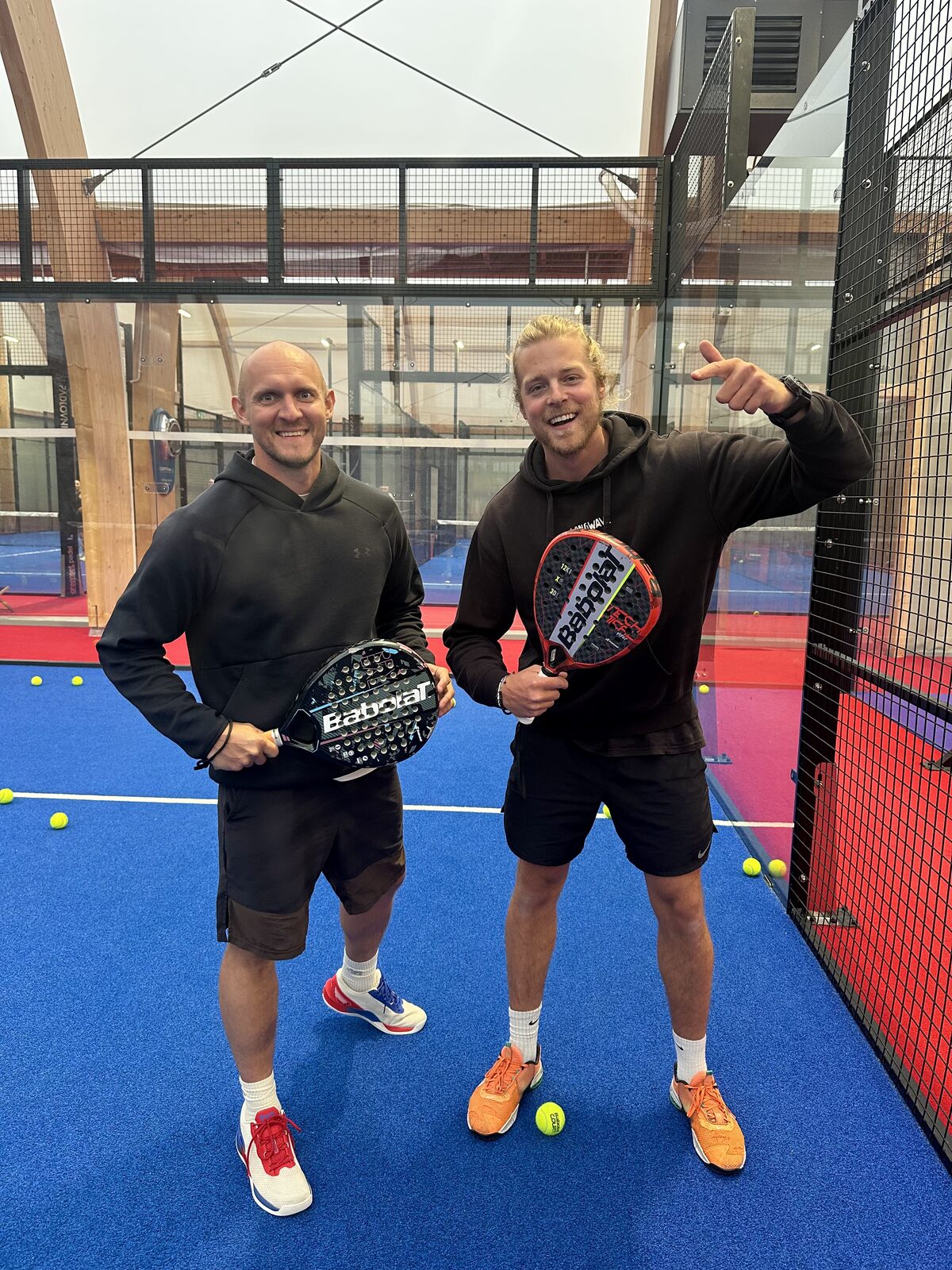 Trener padla Hybrid Athlete podczas treningu na korcie w Trójmieście