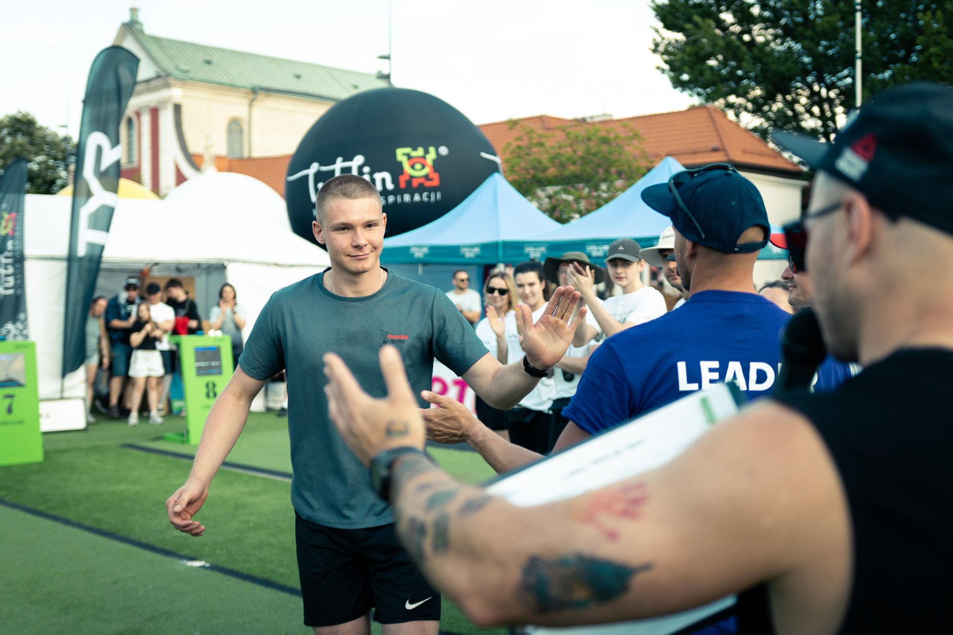 CrossFit Teens Lublin 2026 — zawodnik witany po starcie